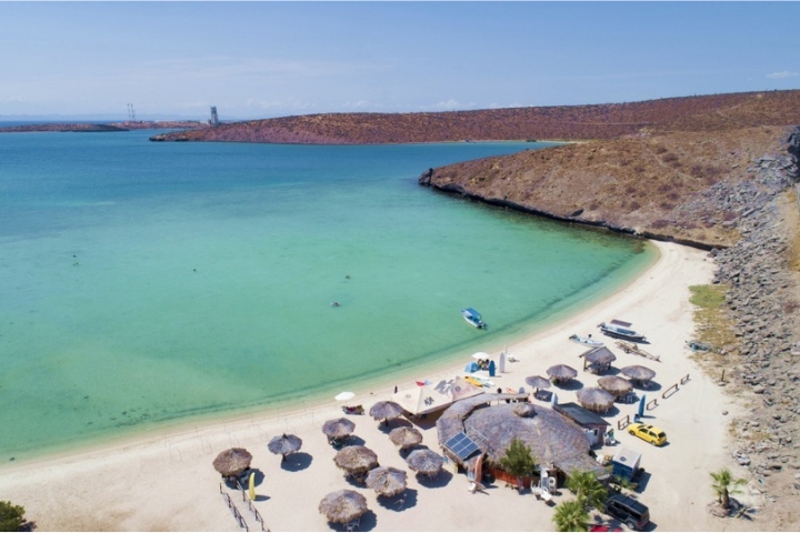 Tesoro Beach at False Bay - La Paz Bay. Playa Tesoro en Bahía Falsa - Bahía de La Paz.