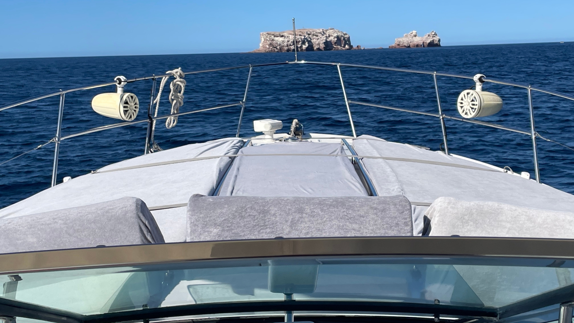 FreeStyle arriving at La Lobera - Los Islaotes, Espiritu Santo Island